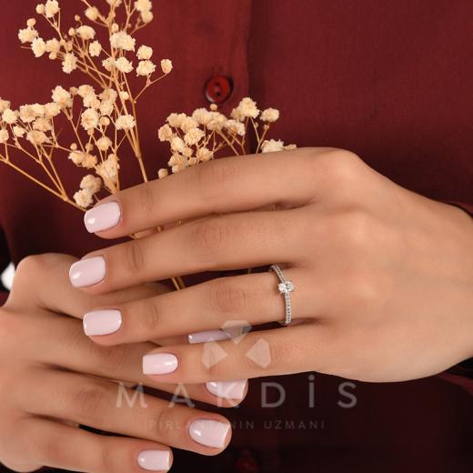Oval 0.30 Karat Tektaş Yüzük