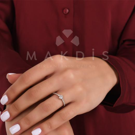 Oval 0.35 Karat Tektaş Yüzük